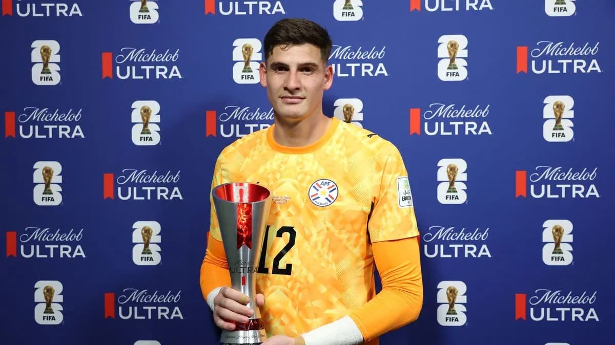 Portero sosteniendo un trofeo en evento FIFA