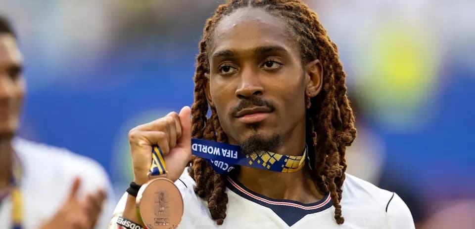 Jugador sosteniendo medalla de bronce después del partido