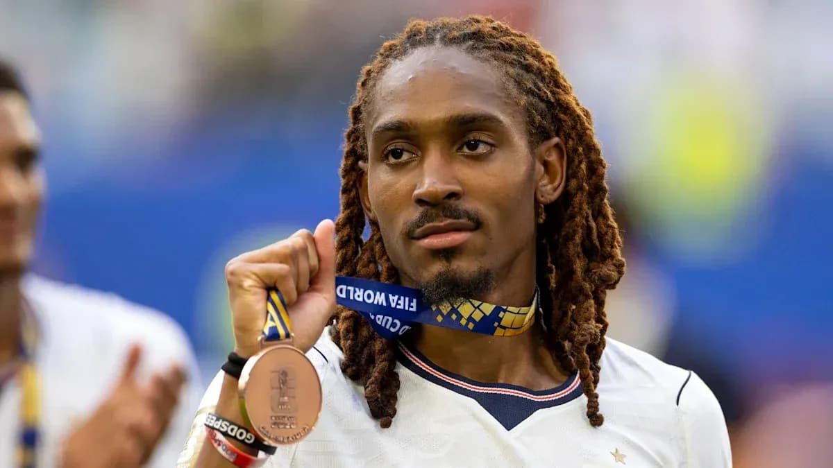 Jugador sosteniendo medalla de bronce después del partido