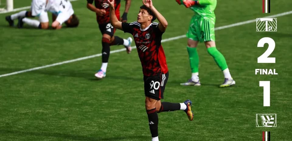 Jugador celebrando gol en el partido