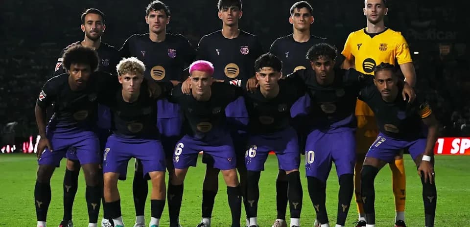 Jugadores de equipo posando en el campo de fútbol