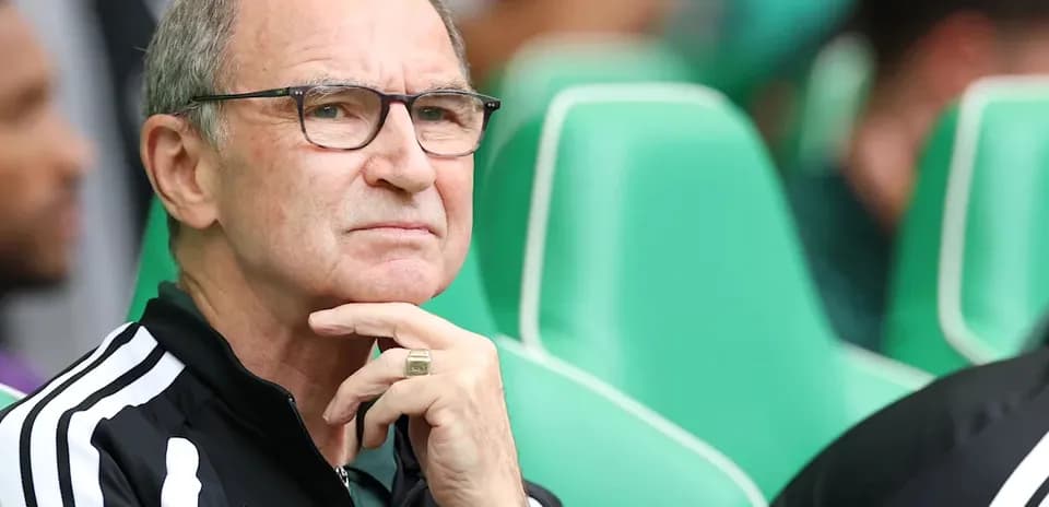 Entrenador observando el partido desde el banquillo