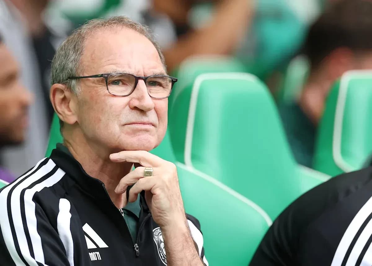 Entrenador observando el partido desde el banquillo