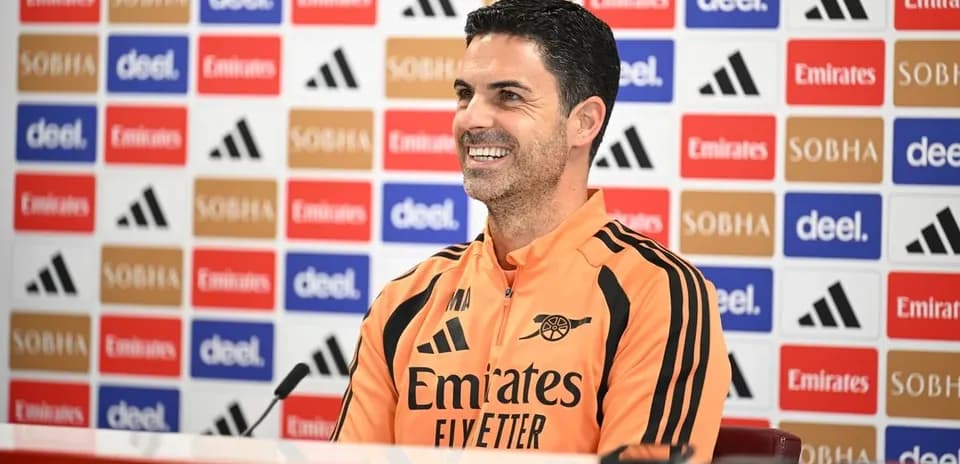 Entrenador sonriente en conferencia de prensa