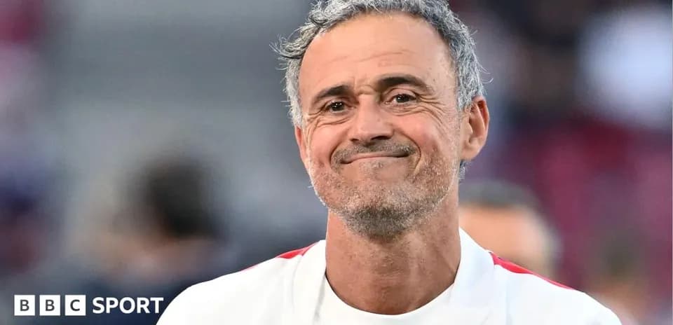 Entrenador sonriendo en el campo de juego