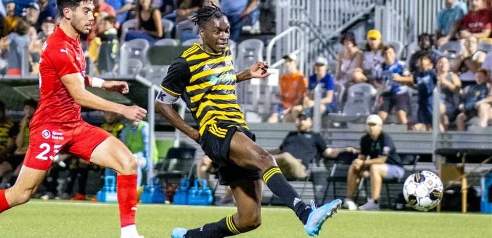 Jugador del Pittsburgh Riverhounds dispara el balón