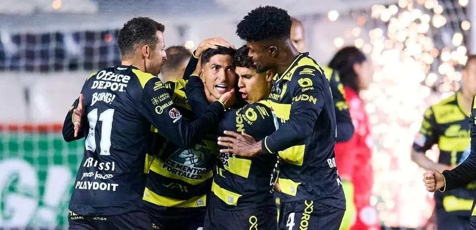 Jugadores de Santos Laguna celebrando un gol