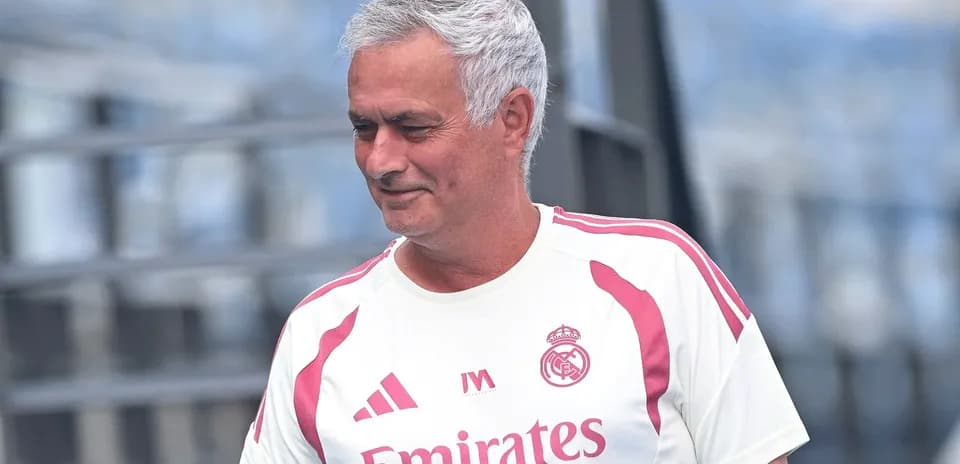 Entrenador en sesión de entrenamiento del equipo