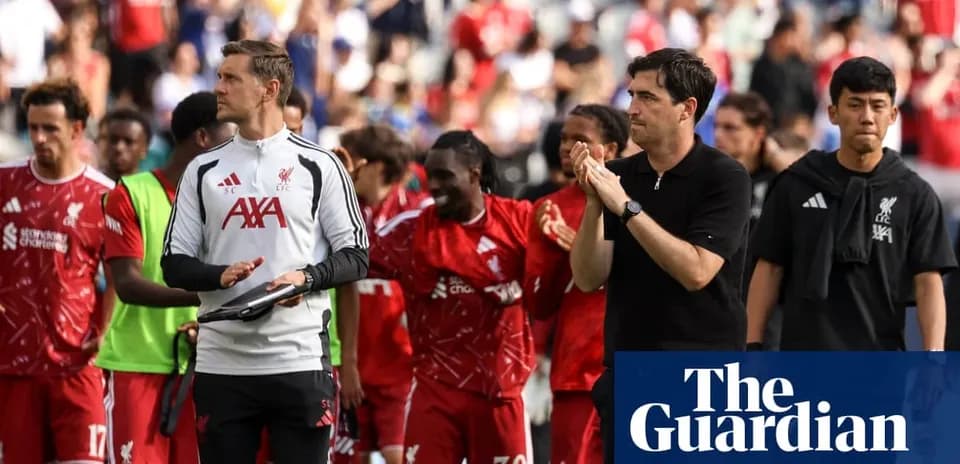 Entrenadores y jugadores de Liverpool al final del partido