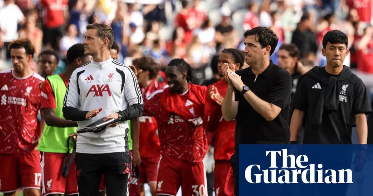 Entrenadores y jugadores de Liverpool al final del partido