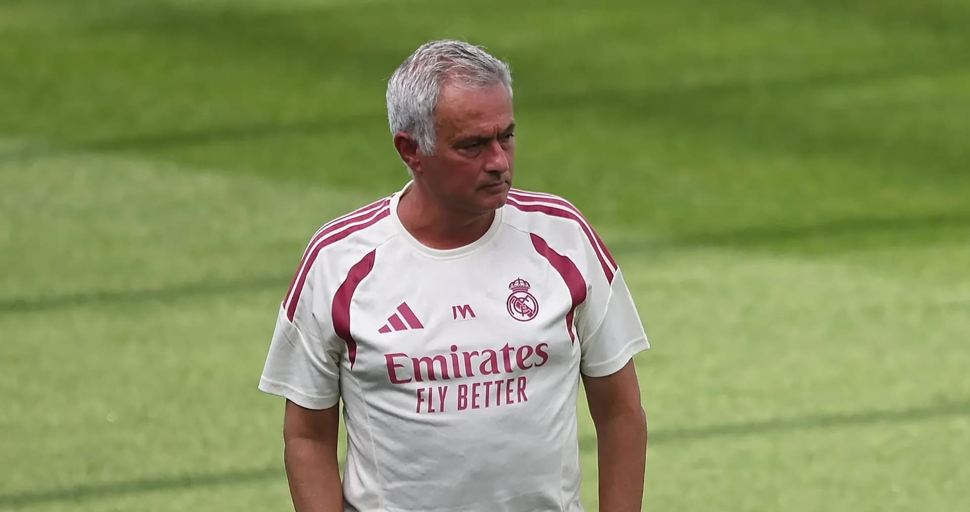 Entrenador en campo de entrenamiento del Real Madrid