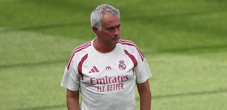 Entrenador en campo de entrenamiento del Real Madrid