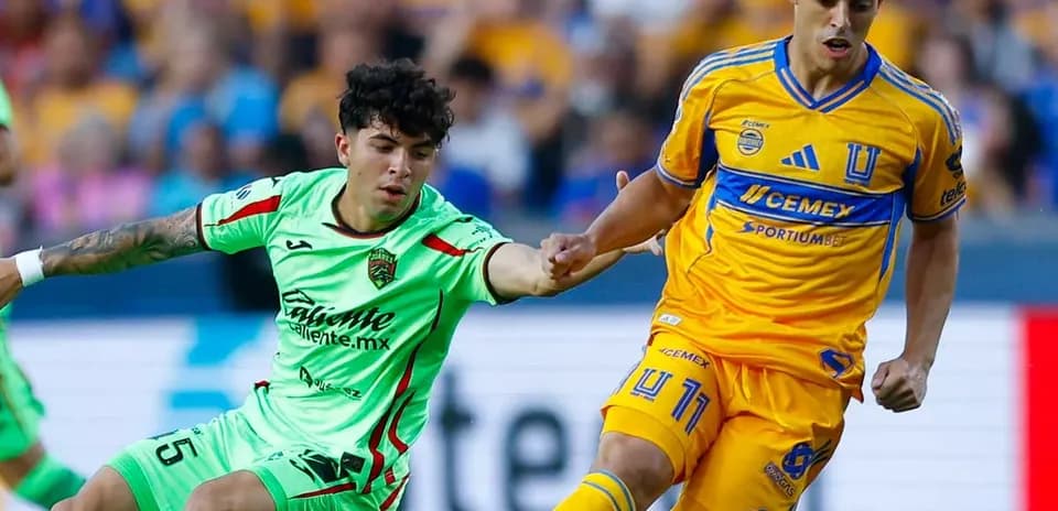 Jugador de FC Juárez persigue a jugador de Tigres