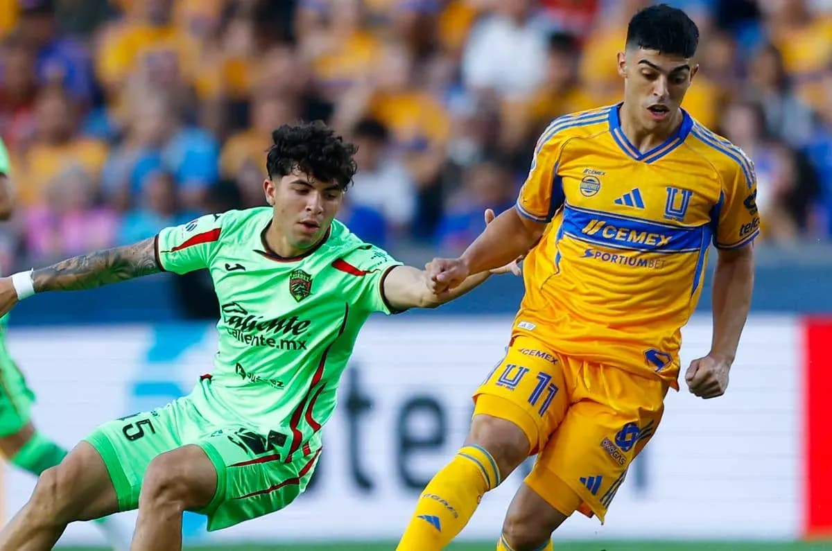 Jugador de FC Juárez persigue a jugador de Tigres