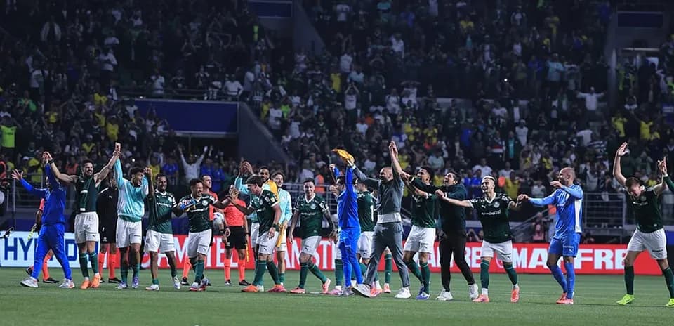 Jugadores de Palmeiras celebrando con la afición