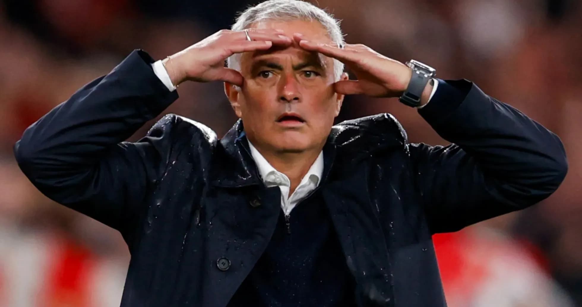 Entrenador observando el juego desde la banda