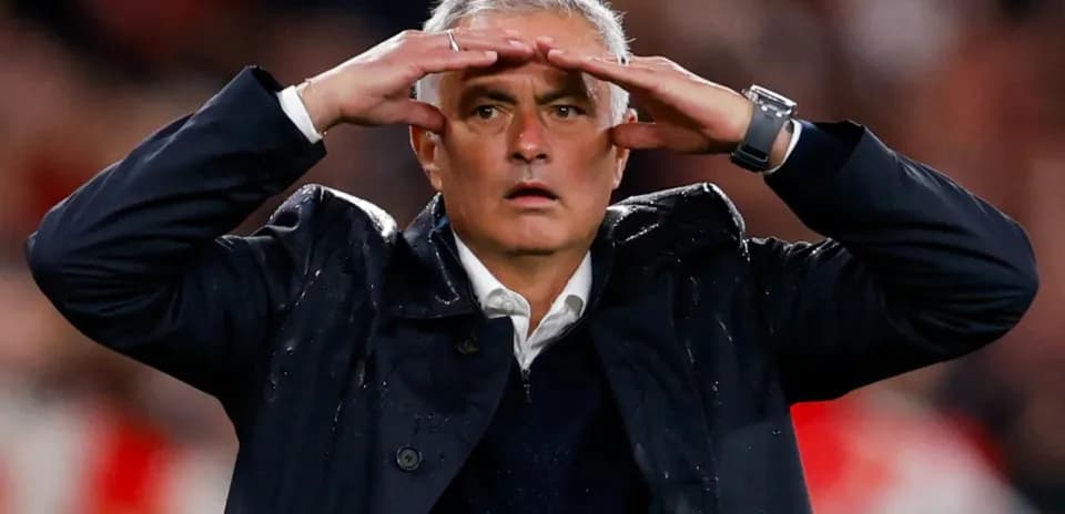 Entrenador observando el juego desde la banda