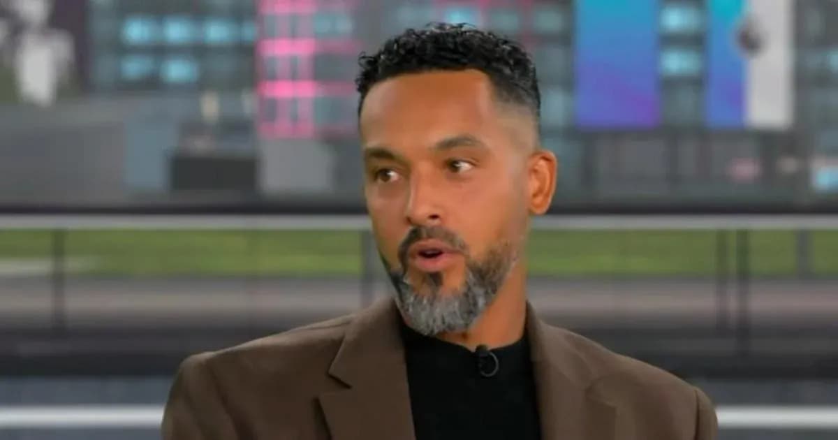 Hombre hablando en un programa de televisión deportivo