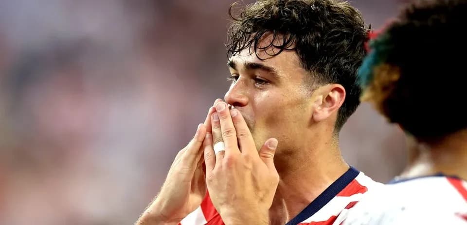 Jugador tocándose la cara durante el partido