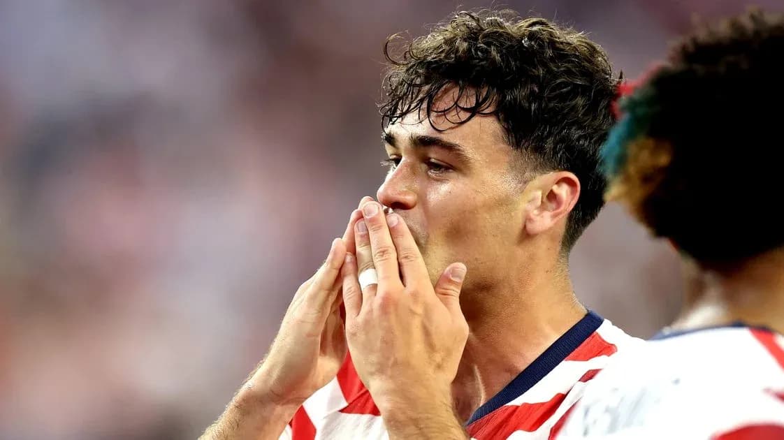 Jugador tocándose la cara durante el partido