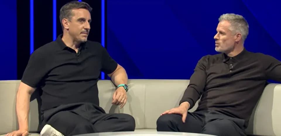 Dos comentaristas sentados en un sofá durante programa
