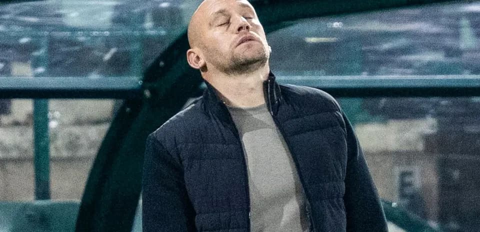 Entrenador en la línea de banda durante el partido