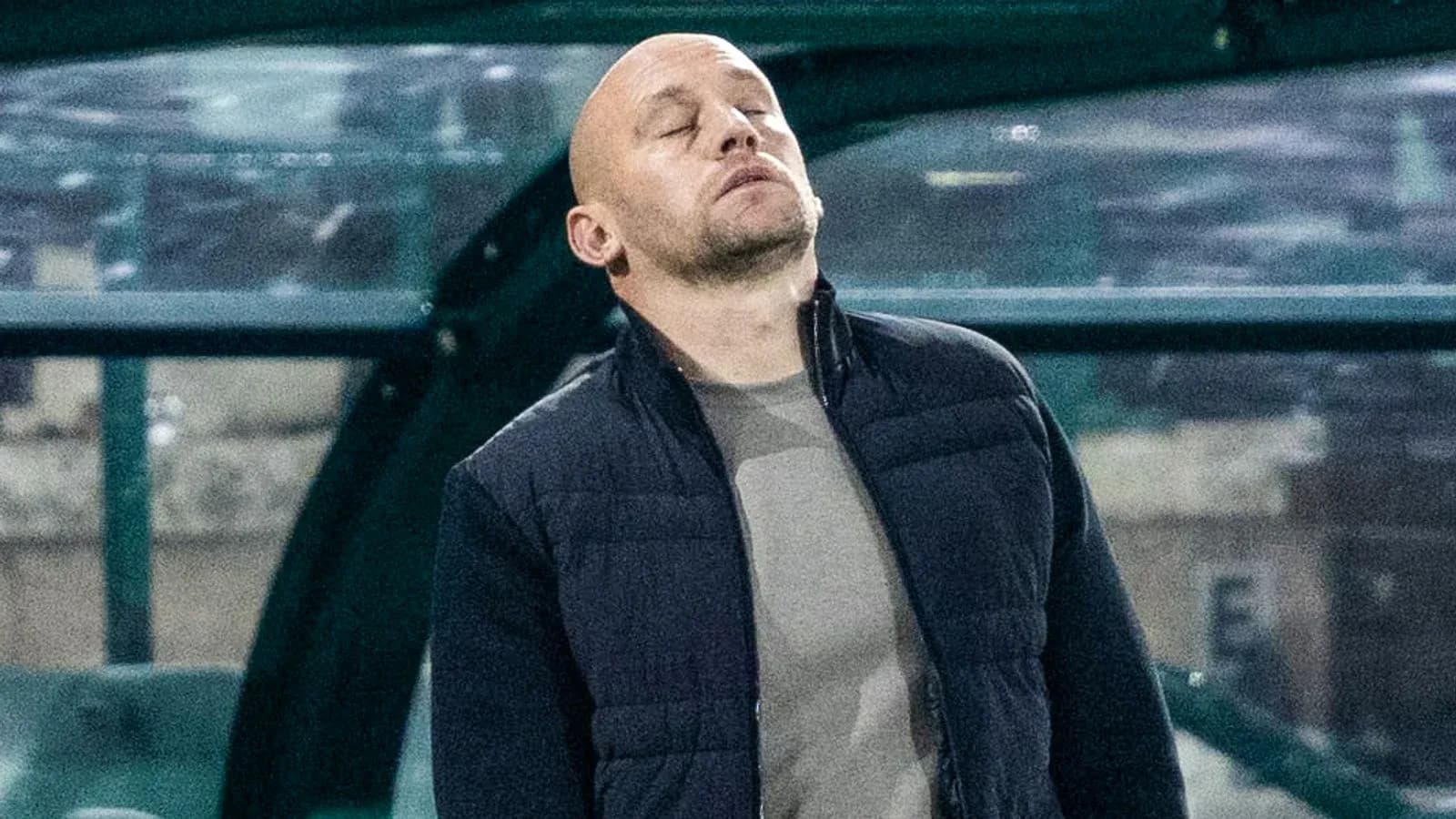 Entrenador en la línea de banda durante el partido