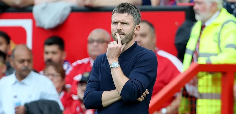 Entrenador pensativo durante un partido de fútbol
