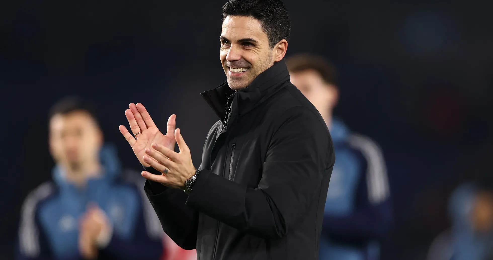 Entrenador aplaudiendo en el campo de juego