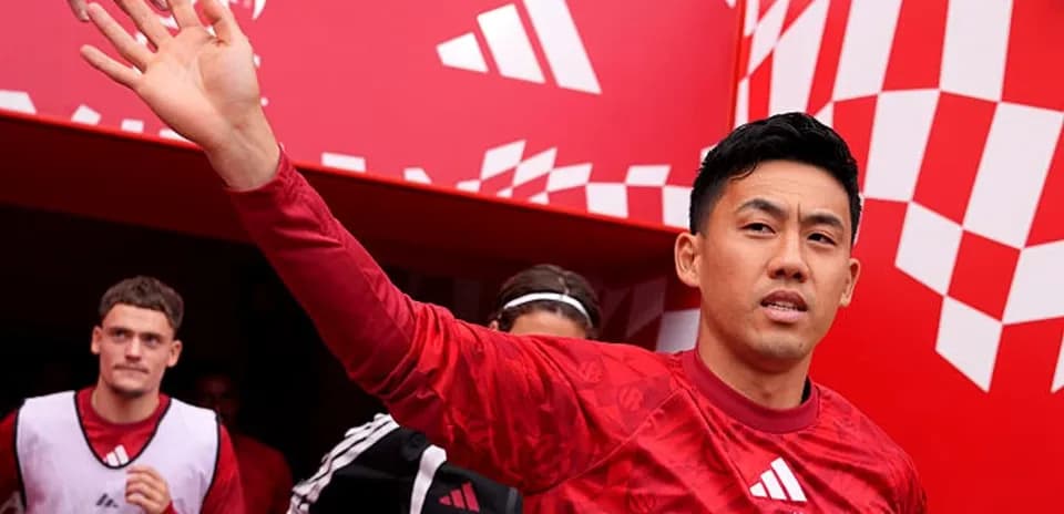 Jugador saludando al público en el túnel de entrada