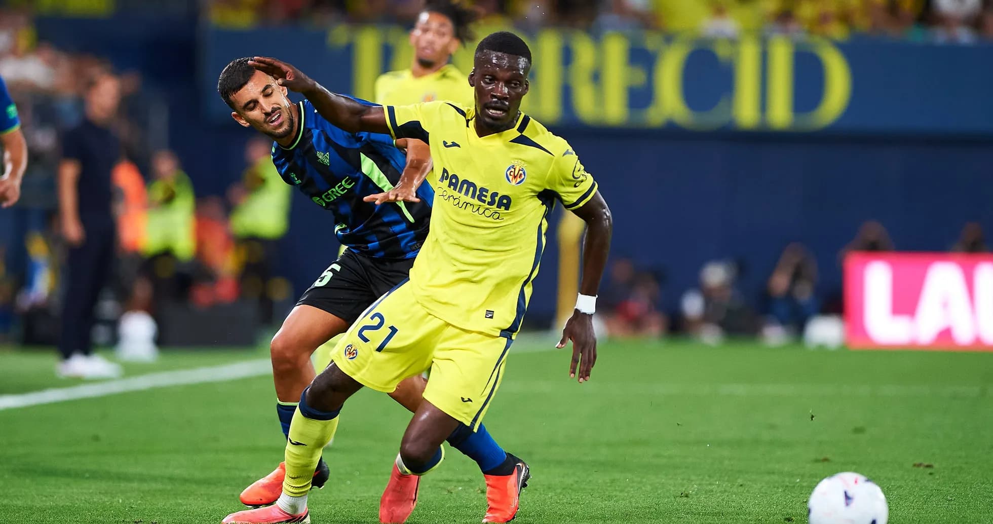 Jugador de Villarreal evitando la falta de oponente