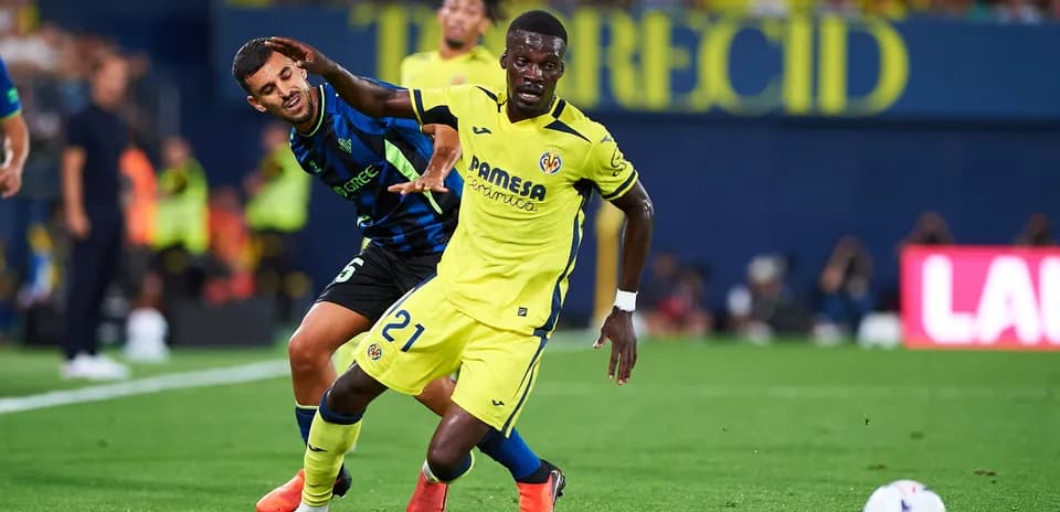 Jugador de Villarreal evitando la falta de oponente