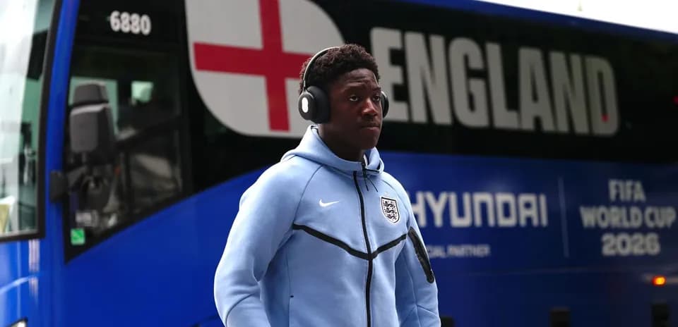 Jugador de Inglaterra caminando junto al autobús