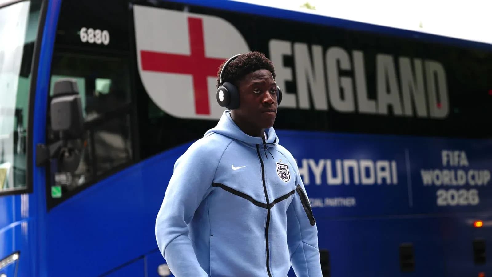 Jugador de Inglaterra caminando junto al autobús
