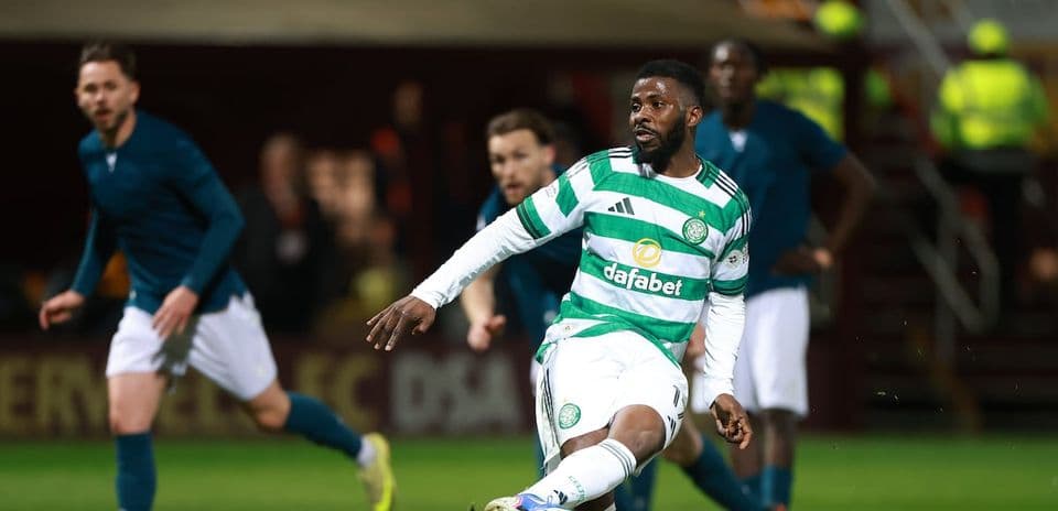 Jugador de Celtic pasando el balón durante un partido