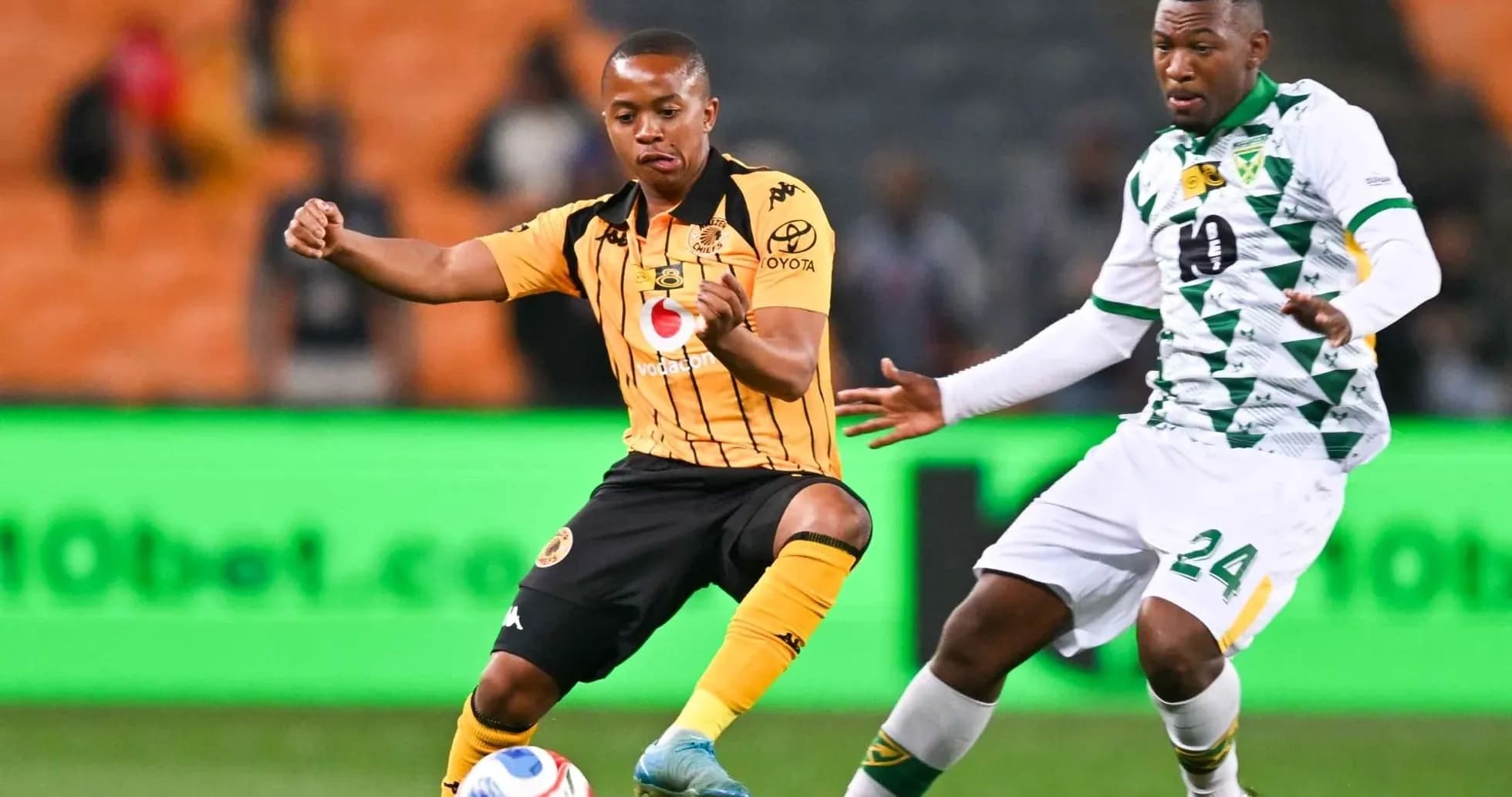 Jugador de Kaizer Chiefs disputando el balón contra rival