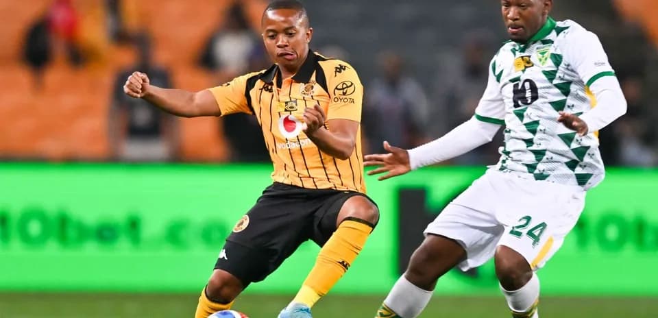 Jugador de Kaizer Chiefs disputando el balón contra rival