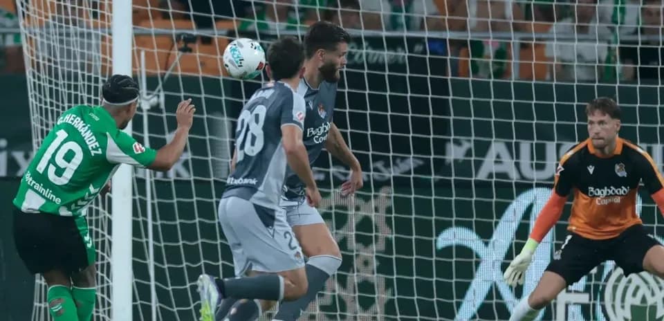 Jugador de Real Betis rematando a portería