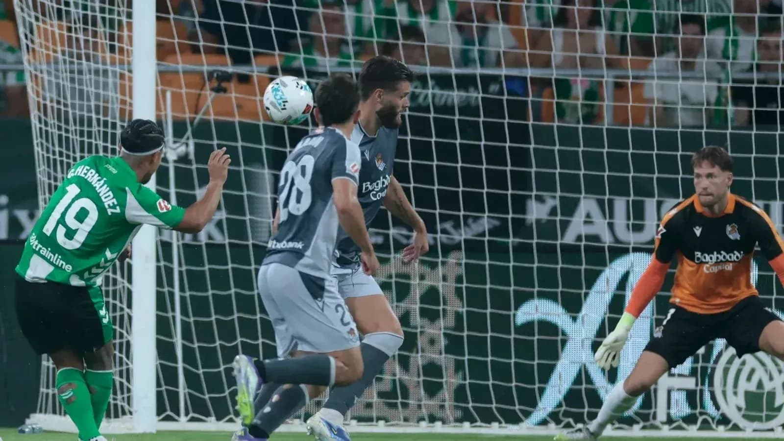 Jugador de Real Betis rematando a portería
