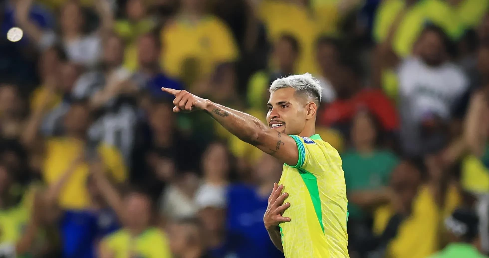 Jugador brasileño celebrando con aficionados en el estadio
