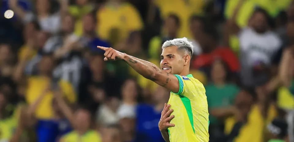 Jugador brasileño celebrando con aficionados en el estadio