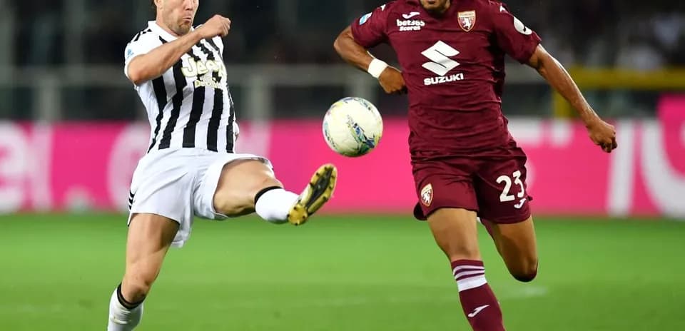Jugador de Juventus y Torino compitiendo por el balón