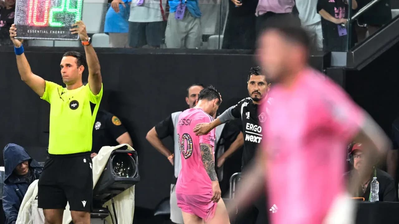 Jugador siendo sustituido en partido de fútbol