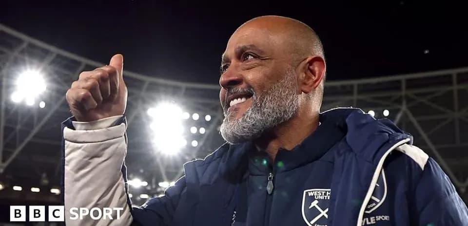 Entrenador de West Ham United celebra con el pulgar arriba