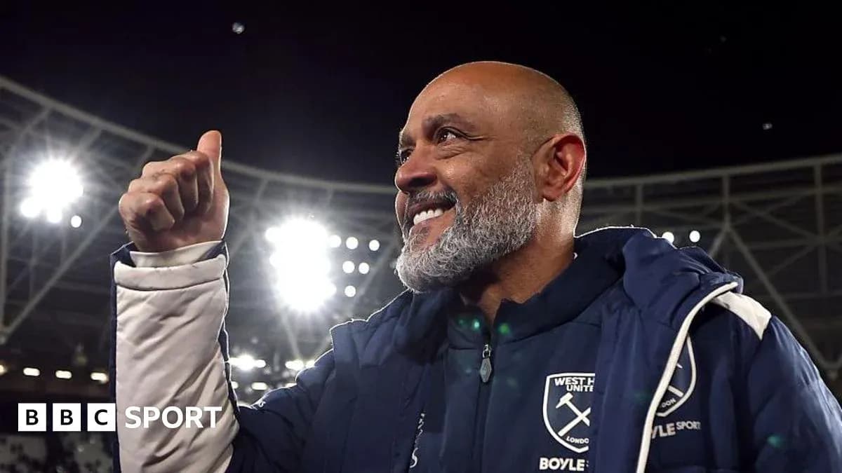 Entrenador de West Ham United celebra con el pulgar arriba