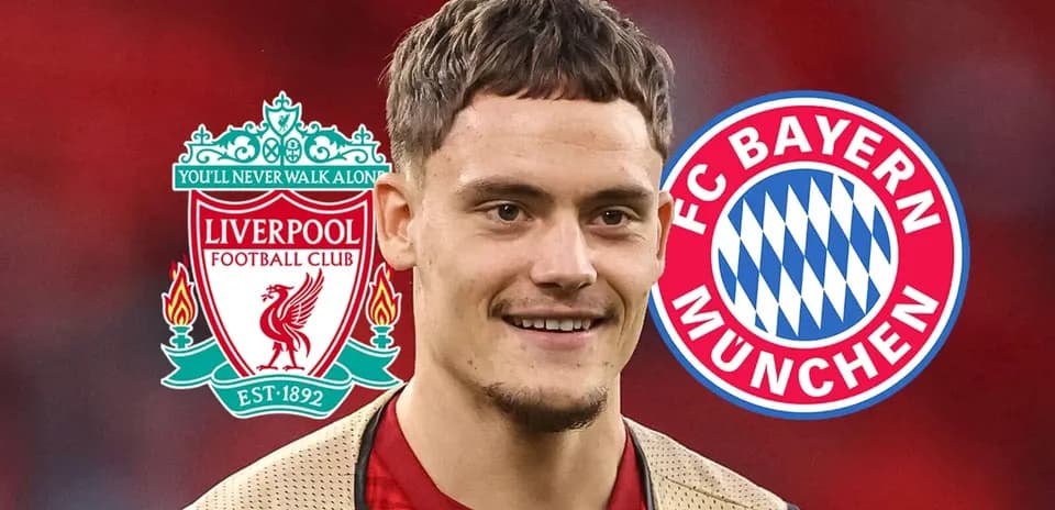 Jugador con logos de Liverpool y Bayern Múnich