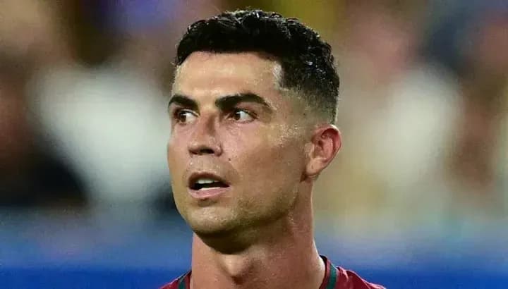 Jugador de fútbol en primer plano durante un partido
