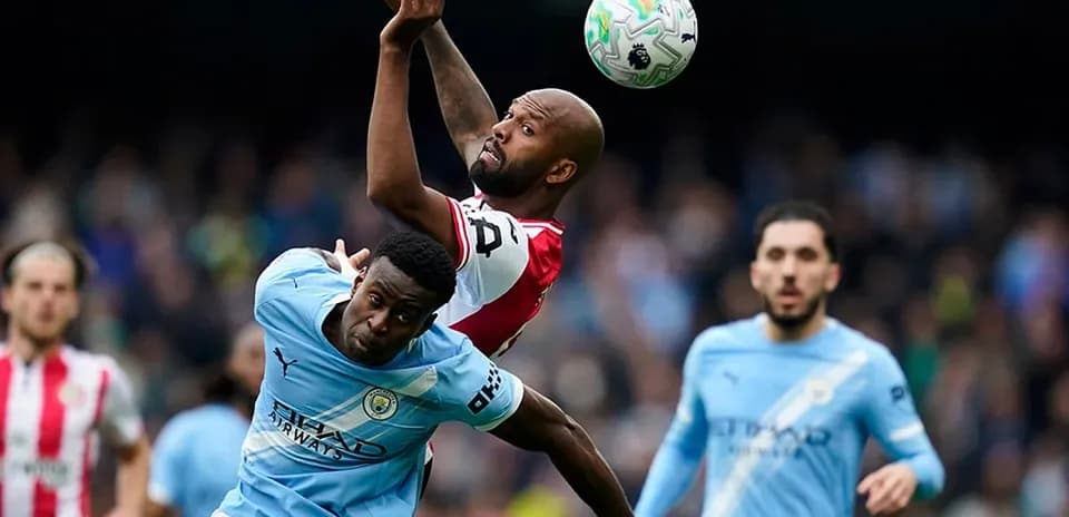Dos jugadores luchando por el balón en partido