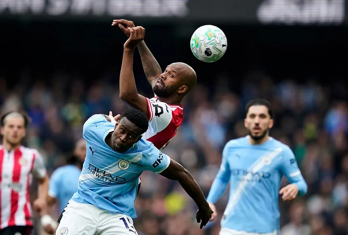 Dos jugadores luchando por el balón en partido