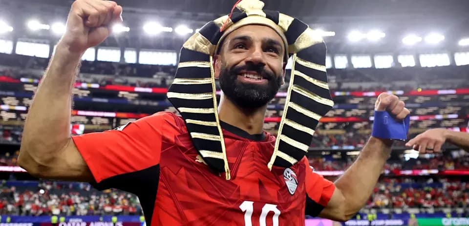Jugador celebrando con disfraz de faraón en el campo